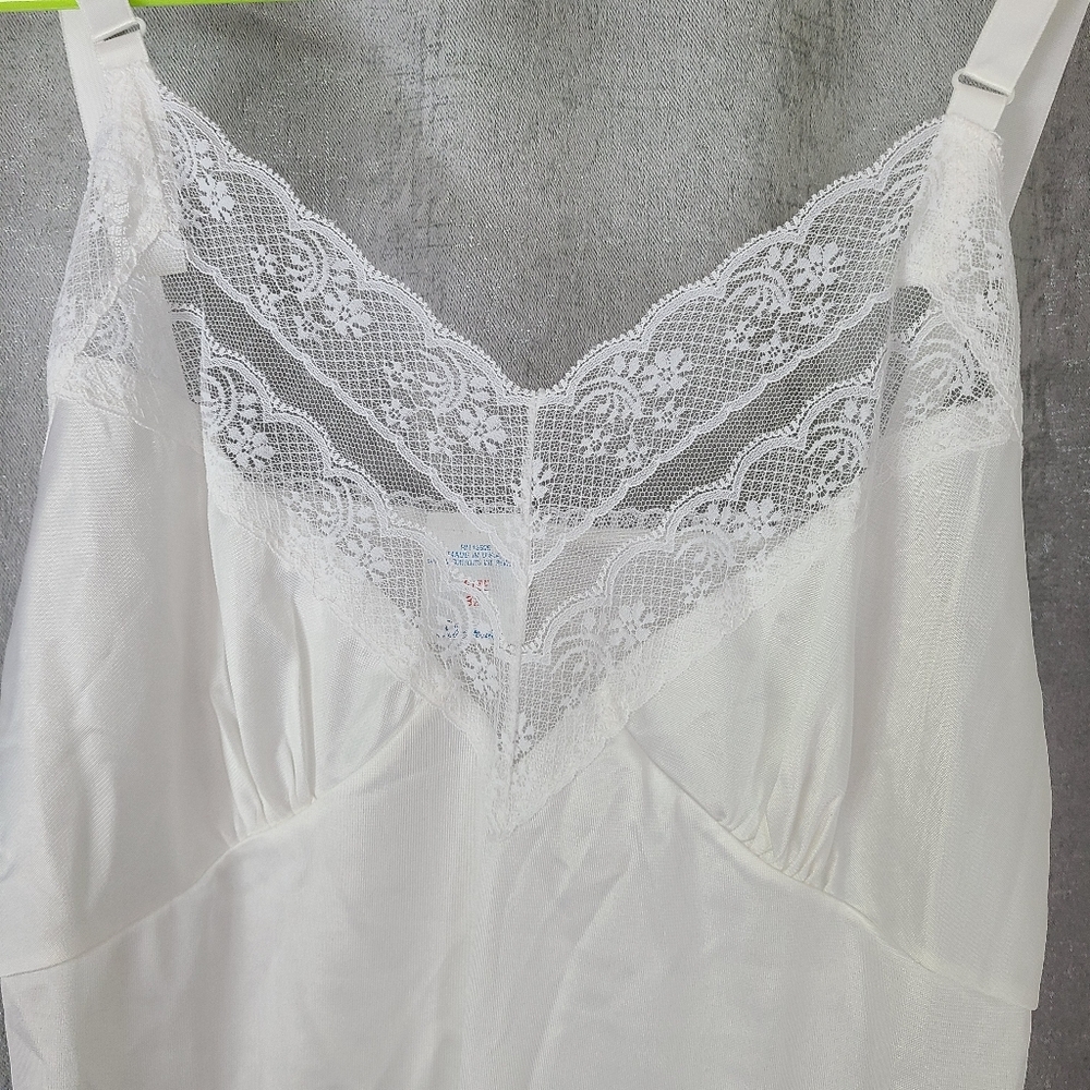 Vtg Sliperfection White Full‎ Slip Size 32 USA Vintage Lace Trim